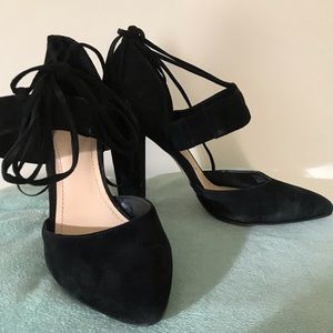 Sexy black heals to go with that lbd 😎